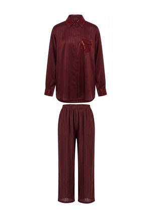 Bordeauxfarbenes zweiteiliges Pyjama-Set mit langärmeligem Hemd mit Knöpfen, Pailletten-Details am Kragen, an der Tasche und den Manschetten sowie Hosen mit elastischem Bund.