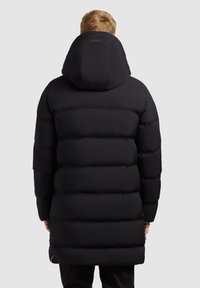 Sort pufferjakke med hætte, der har et quiltet design, lang længde og en glat tekstur. Bemærkelsesværdig for sin tykke isolering og enkle detaljer.