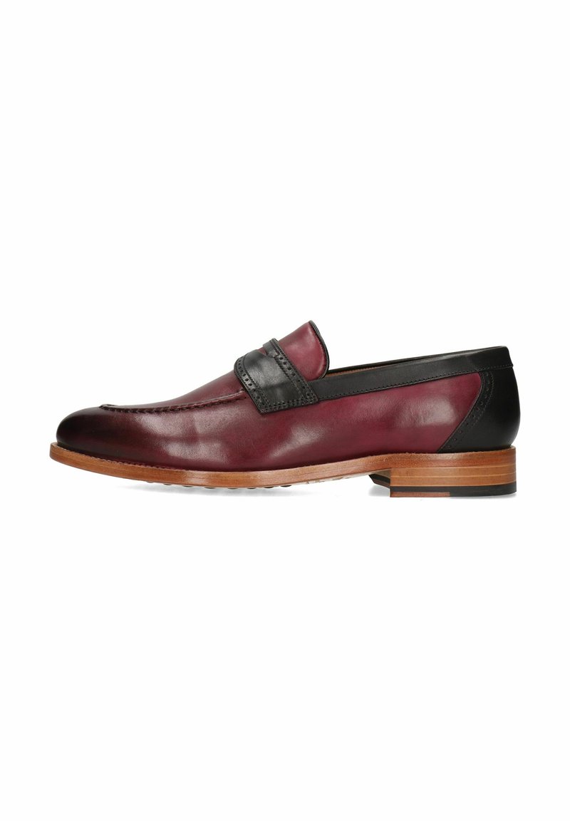 Mocasines de cuero con un acabado burdeos y una banda negra, detalles texturizados y un tacón de madera. Acabado suave con punta redonda.
