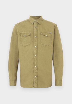 Cămașă de bumbac verde măsliniu cu mânecă lungă, cu un guler ascuțit și închidere cu nasturi în față, având două buzunare pe piept. Detalii simple de cusătură și accesorii.