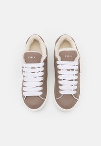 Paire de baskets en cuir taupe avec lacets blancs et doublure en laine polaire crème moelleuse, vues de dessus sur un fond blanc.