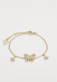 Gouden kettingarmband met een grote vlinderbedel en twee kleinere vlinderaccenten, versierd met heldere decoratieve stenen. Verstelbare sluiting met label.