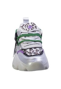Sneaker chunky con una toma leopardata, lacci verdi, accenti argentati e un dettaglio a stella viola. Suola arrotondata per un comfort aggiuntivo.