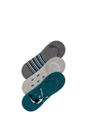 Tres pares de calcetines invisibles: gris oscuro con rayas en teal y blanco, gris claro con caballitos de mar en teal, y teal con una orca y el texto "Sé consciente como una ballena".