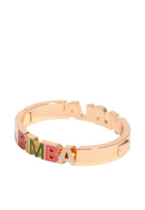 Pulsera de metal tono dorado con letras audaces que forman "BIMBA" en esmalte rojo, verde y rosa en la parte frontal.