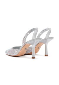 Scarpe con tacco alto argento con strass scintillanti, con schiena aperta e design a punta. Presentano una suola color pesca chiaro e un elegante tacco a spillo.