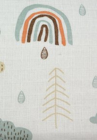 Tela de algodón con un arcoíris en tonos pasteles y acentos marrones, fondo blanco texturizado, y árboles e gotas de lluvia ilustrados en colores suaves.