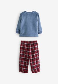 Blaue Fleece-Langarmshirt mit Rundhalsausschnitt, kombiniert mit roten Karopajamihosen mit weißen und blauen Linien. Weicher Stoff in der gesamten Verarbeitung.