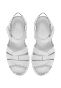 Witte leren sandalen met een gesloten teen en open hiel, voorzien van horizontale en diagonale banden, gedetailleerde stiksels en een gevoerde zool.