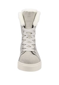 Helle graue High-Top-Stiefel aus Wildleder mit weißem Fellfutter, ausgestattet mit flachen weißen Schnürsenkeln und einer strukturierten, schmutzig-weißen Gummisohle.