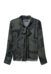 Grüne Bluse mit einem dunkelblauen Paisleymuster, einem Bindekragen-Design, langen Ärmeln und einem leichten, strukturierten Stoff.