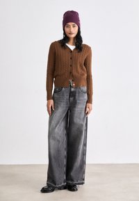 COACH CABLE BEANIE - Kapa - oxblood