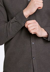 Junk De Luxe BRUSHED - Camicia - black olive