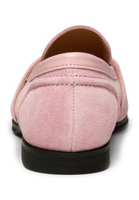 Mocassini in suede rosa con dettagli in pelle liscia, tacco arrotondato e suola nera in gomma bassa. Cuciture visibili lungo i bordi.