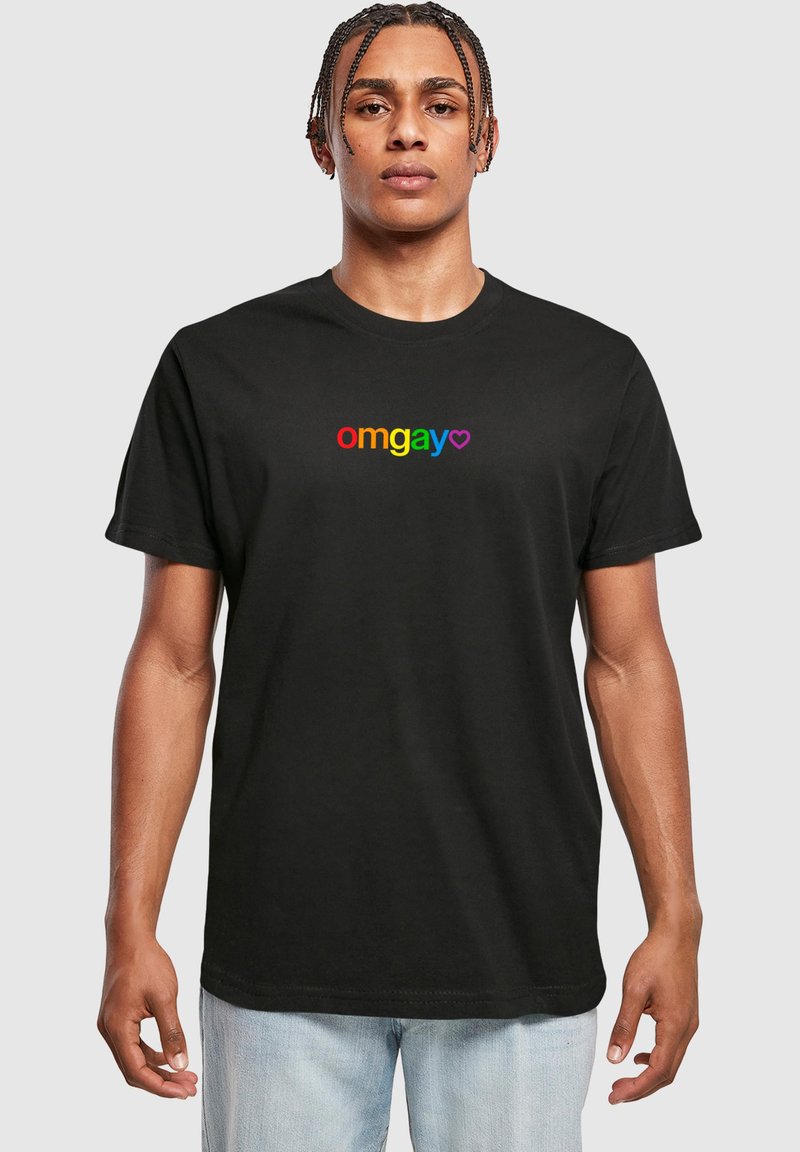 Fekete pamut póló, amelyen a "omgay" felirat multicolor szöveggel és szívvel található. Kerek nyakú, rövidujjú, laza fazonú és egyszerű dizájnnal rendelkezik.