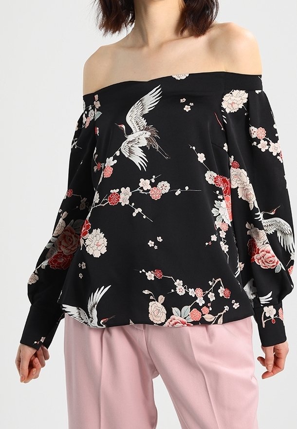 Czarna bluzka bez ramiączek z kwiatowym i żurawim nadrukiem. Posiada luźne rękawy i swobodny krój, wykonana z gładkiego materiału.