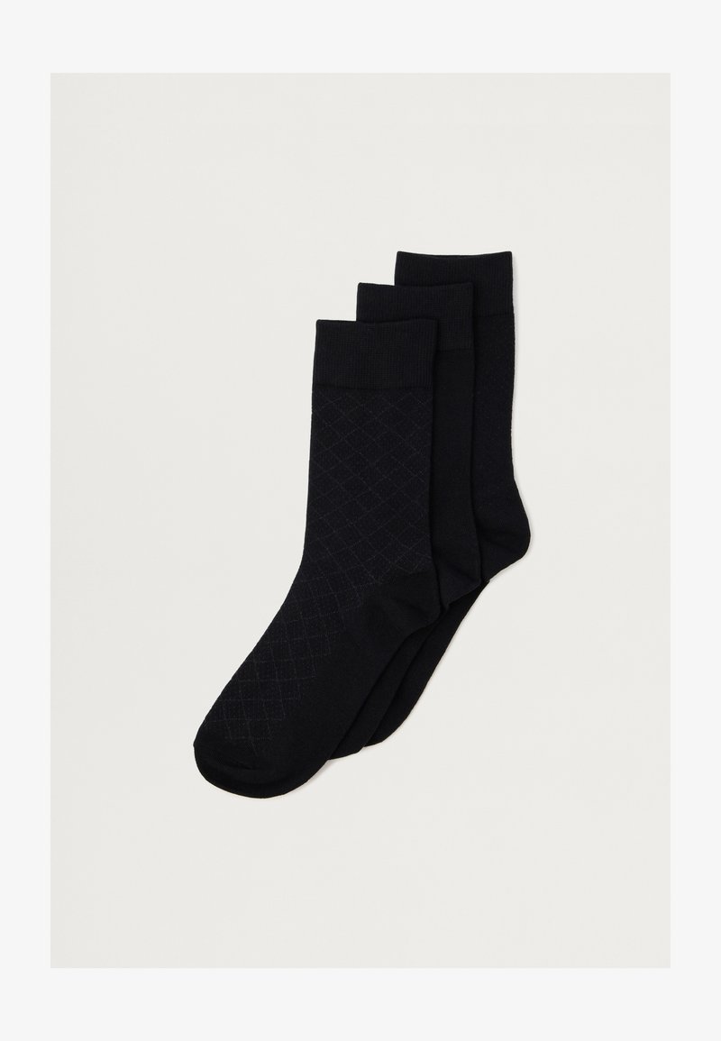 Μαύρες κάλτσες σε σετ, τρία ζευγάρια. Διαθέτουν ριγέ μανσέτες, υφή διαμαντιού σε ένα ζευγάρι και λείο ύφασμα στα άλλα. Κλασικός σχεδιασμός.