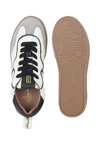 Sneaker bianco e grigio con accenti neri, tomaia in pelle texturizzata, punta rotonda e suola in gomma con motivo a nido d'ape. Presenta il logo sulla linguetta.