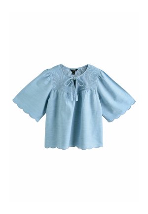 Helles blaues kurzärmeliges Blusenshirt mit einem runden, gewellten Ausschnitt, dekorativer Stickerei und einem gebundenen Frontdetail. Aus weichem, leichtem Stoff.