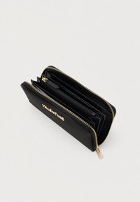 Carteira de couro preta com um fecho dourado, apresentando múltiplos slots para cartões e um compartimento central com fecho. Logótipo "VALENTINO" na frente.