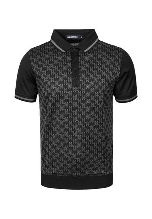 Schwarzes Poloshirt mit grauem geometrischem Muster, kurzen Ärmeln, geknöpftem Verschluss und gestreiften Details an Kragen und Ärmelenden.