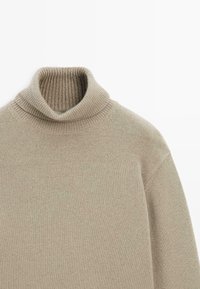 Maglione beige a collo alto realizzato in morbido filato, con colletto a coste e design con spalla cadente, caratterizzato da una texture liscia e una vestibilità comoda.