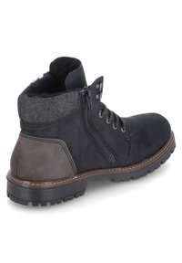 Bottines noires à tige en daim, avec un col en tissu gris, fermeture éclair latérale et semelle en caoutchouc. Comprend un devant à lacets et un accent de talon brun contrastant.