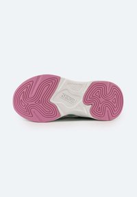 Suola della scarpa con una combinazione di colori bianco e rosa. Presenta modelli di battistrada curvi e una superficie testurizzata per maggiore aderenza. Nome del marchio visibile.