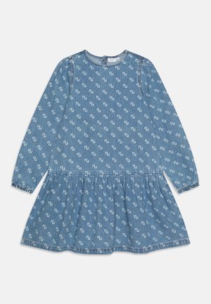 Robe en denim à manches longues avec jupe plissée, motif répétitif "nu" blanc, encolure ronde, fermeture par boutons au dos.