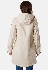 Giacca impermeabile beige con cappuccio, polsini regolabili e design a lunghezza media. Texture liscia con uno stile semplice e funzionale.