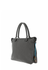 Sac à main en cuir gris avec une texture grainée, des poignées doubles et des accents en métal circulaires. Il est équipé d'une tirette de fermeture éclair bleue et d'une fermeture éclair.