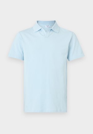 Svetlomodré polokošeľa, krátke rukávy, mäkký bavlnený materiál, klasický golier, rovný lem, minimalistický dizajn, bez vzorov alebo ozdôb.