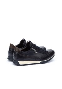 Sneaker in pelle nera con accenti marroni scuri, caratterizzati da una finitura liscia, lacci frontali e una suola intermedia bianca in contrasto. Dettaglio con zip incluso.