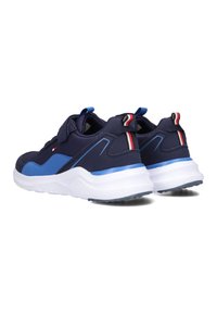 Zapatillas deportivas en color marino y azul con tejido texturizado, una mediasuela blanca y detalles a rayas rojas y blancas en el talón.