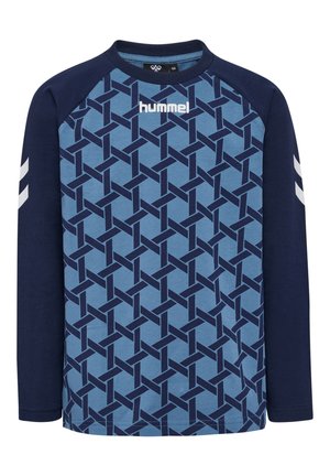 Navyblauwe langwerpige shirt met een geometrisch lichtblauw patroon. Heeft witte accenten op de mouwen en een logo op de borst. Gemaakt van een katoenmix.