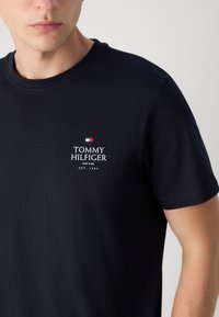 Tommy Hilfiger STACK TEE - T-shirt basic - desert sky