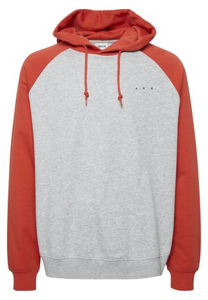 Hooded sportinis džemperis su pilku korpusu ir oranžinėmis raglan rankovėmis. Su spragsimais, mažu logotipu ant krūtinės bei subalansuotais rankogaliais ir apvadu.
