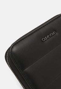 Calvin Klein LINE QUILT MEDIUM ZIP AROUND - Portafoglio - black