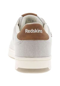 Sneaker grigio chiaro con parte superiore in tessuto testurizzato, caratterizzata da un accento in pelle marrone sul tallone e testo del logo bianco sul retro.