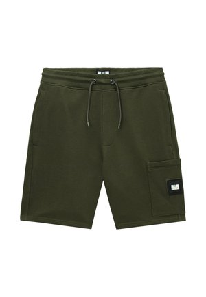 Herrenshorts in olivgrün, knielang, mit Tunnelzugbund und einer aufgesetzten Tasche am rechten Bein mit einem rechteckigen Etikett.