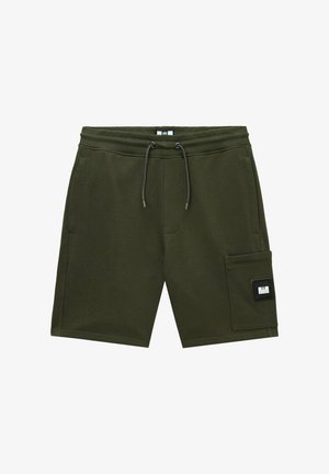 Herrenshorts in olivgrün, knielang, mit Tunnelzugbund und einer aufgesetzten Tasche am rechten Bein mit einem rechteckigen Etikett.