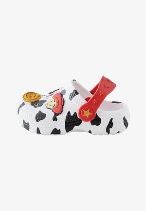 Dziecięce chodaki z czarno-białym wzorem krowy, czerwony pasek na pięcie z gwiazdkami i odznaką szeryfa, ozdobione zawieszkami z postaciami z Toy Story.
