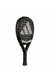 Schwarzer Padel-Schläger mit einer perforierten Oberfläche, strukturiertem Griff und einem Logo mit orangen Akzenten. Leichtes Design für Nachwuchsspieler.