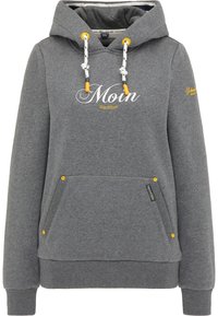 Grå huvtröja med dragsko, vit text "Moin"-logotyp, kenguruficka, gula detaljer och ribbade muddar och fåll.