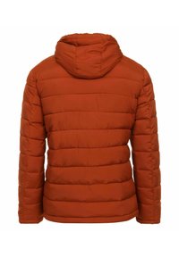 Polstret jakke i rustorange, med hætte, horisontal quiltet design, glat struktur og elastiske manchetter. Vist fra bagsiden.