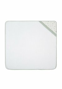 Manta blanca con una textura suave, con un borde verde claro y una esquina estampada en suaves colores pastel con puntos y formas.