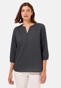 Camicia di cotone grigio scuro con vestibilità rilassata, maniche a tre quarti, scollatura a V e dettaglio con patta a tre bottoni.