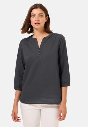 Donkergrijze katoenen shirt met een ontspannen pasvorm, driekwart mouwen, een uitgesneden halslijn en een detail van drie knopen.