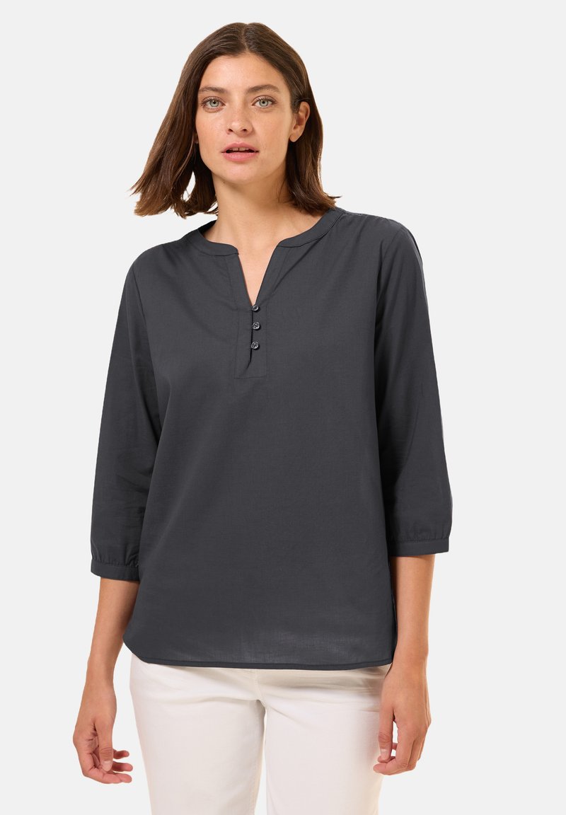 Camicia di cotone grigio scuro con vestibilità rilassata, maniche a tre quarti, scollatura a V e dettaglio con patta a tre bottoni.