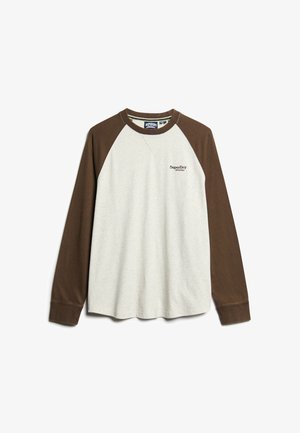 Lichtgrijze langekorte T-shirt met bruin raglan mouwen, heeft een ronde hals en het "SuperDry Athletics" logo op de voorkant. Katoenmengsel stof.